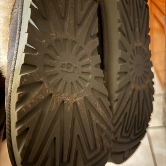UGG Slippers/Shoes Women’s - Picture 5 of 12